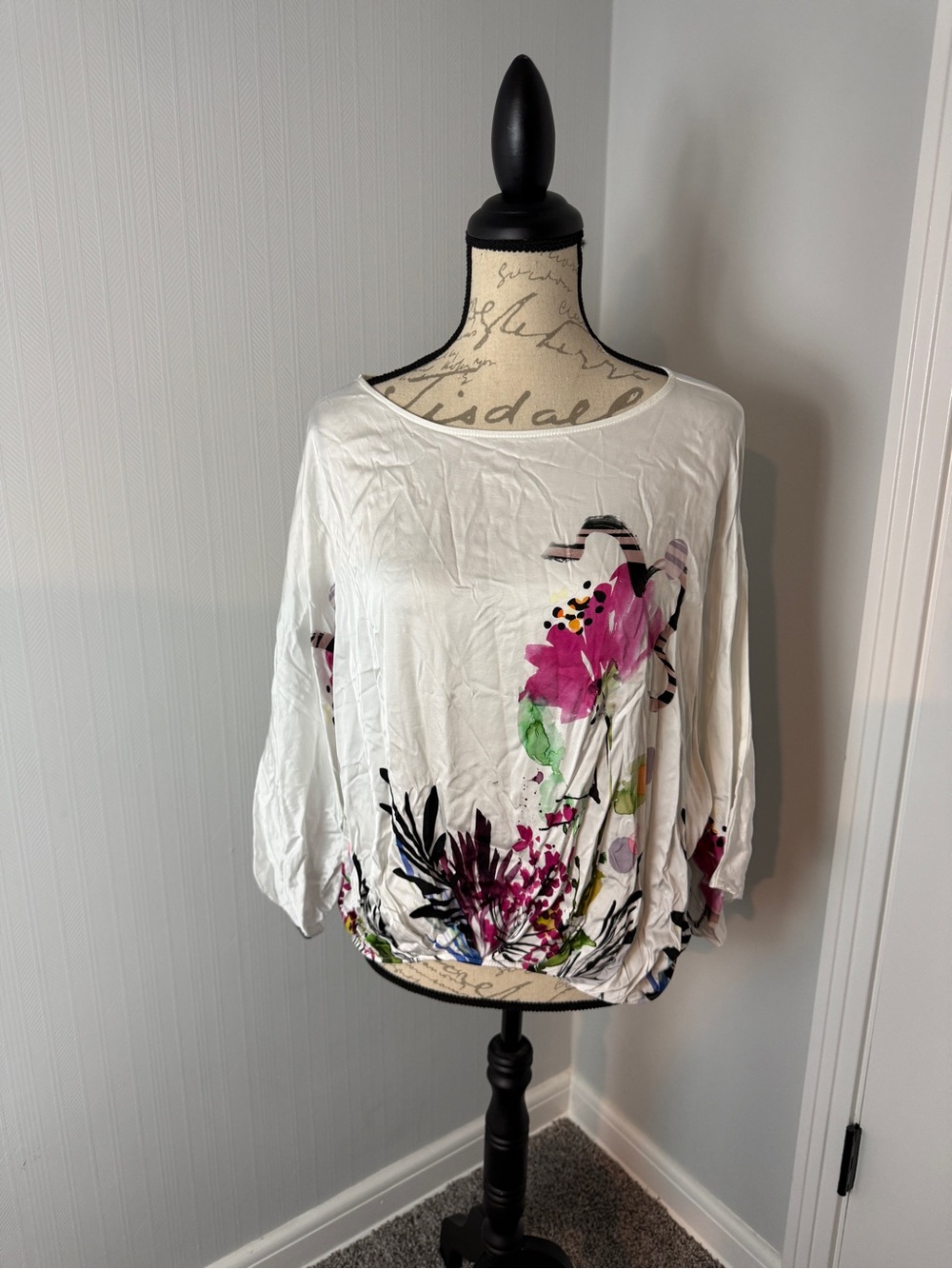 Lola&Sophie New York Medium Women’s White Floral Boatneck Top with Bell Sleeves